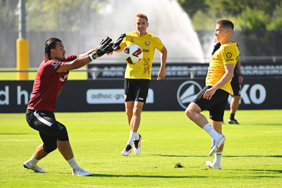 Tobias Raschl (26, r.) und Keeper Tim Schreiber (24, l.) sind Dynamo Dresdens Pokal-Experten. 2024 waren sie sogar Halbfinal-Konkurrenten.