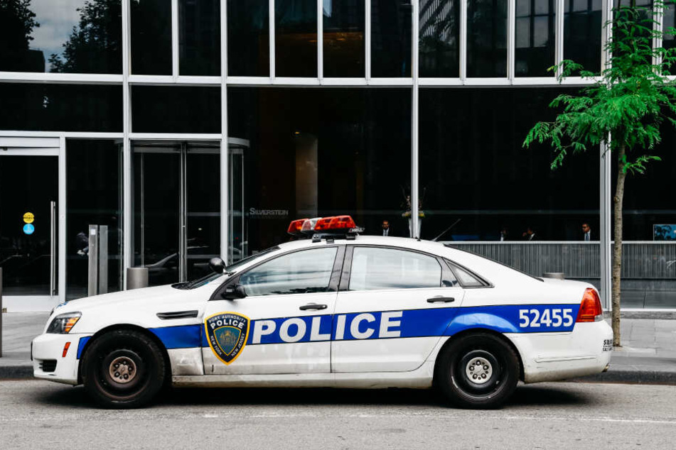 Ein Polizeiwagen steht vor einem Gebäude (Symbolbild).