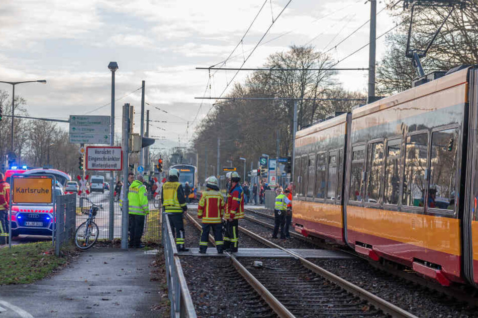 Der Radfahrer kollidierte mit der Straßenbahn.