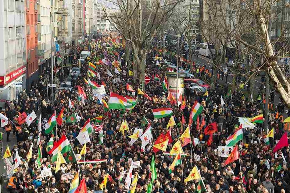 Etwa 20.000 Kurden demonstrieren ins Köln.