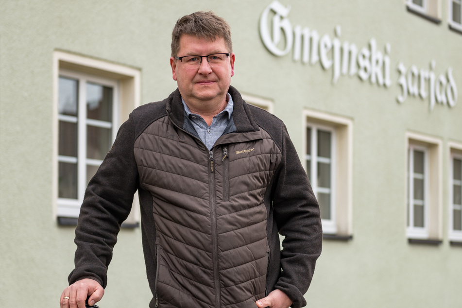 Gemeinde-Chef Lutz Mörbe (51) ist erleichtert: Für den Bolzplatz in Särchen gibt es eine Zukunft.
