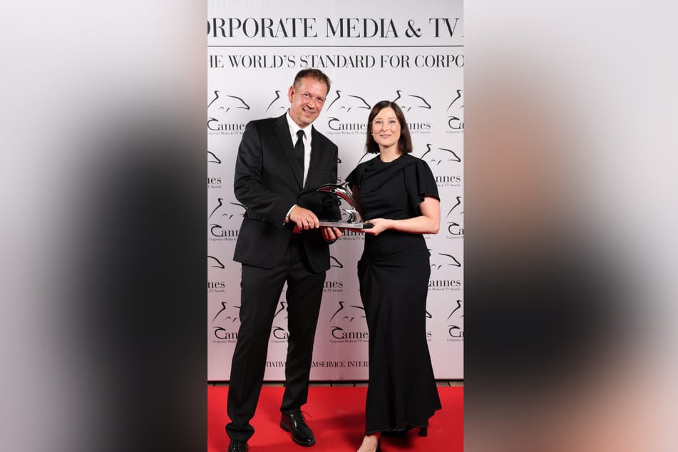Regisseur Marc Thomas (l.) und Produzentin Katrin Thomas (r.) präsentieren stolz ihren silbernen Delfin.