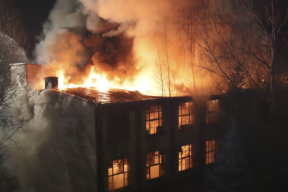 Das dreistöckige Gebäude stand komplett in Flammen.