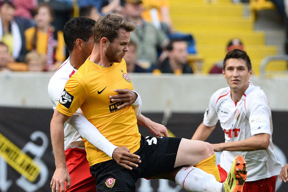 Tobias Müller, hier vor Bone Uaferro (Fortuna Köln) am Ball, bestritt zwischen 2013 und 2015 insgesamt 25 Zweit- und elf Drittligaspiele für Dynamo. Nach Halle und Köln zieht's ihn nun zum CFC.