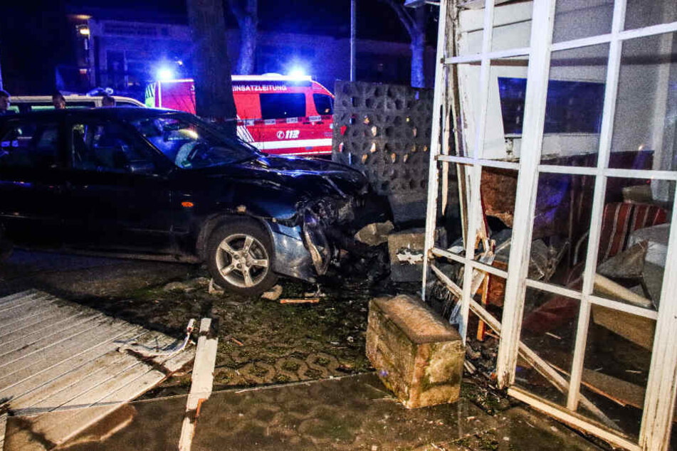 Eine Frau raste aus Versehen in ein Restaurant.