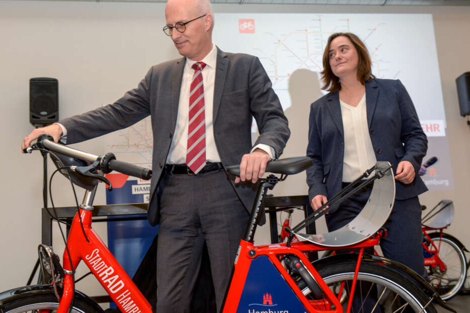 Hamburgs Bürgermeister Peter Tschentscher nimmt die Fahrräder genauer unter die Lupe.