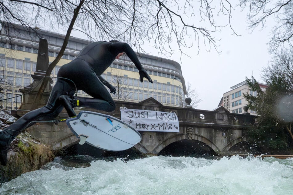 "Just watch – Merry X-Mas": In einer Nacht-und-Nebel-Aktion wurde die weltberühmte Welle von Unbekannten wiederbelebt.