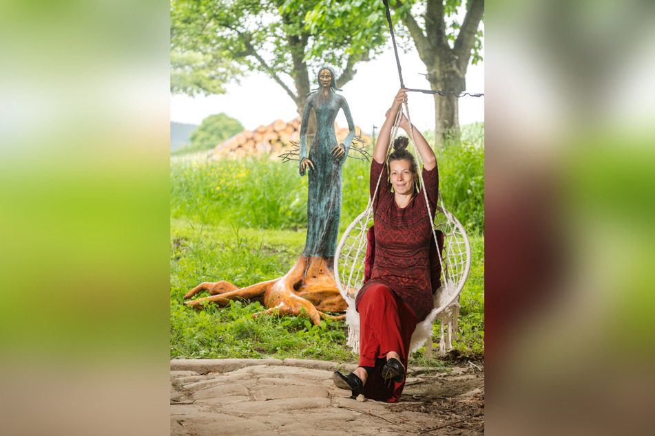 Künstlerin Dipa Doreen Wolff (44) vor ihrer Figur "Gyhldeptis", einer indianischen Waldgöttin.