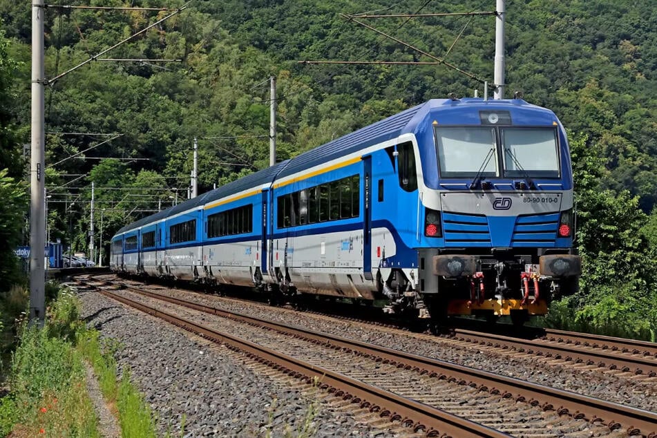 Hitze im Liveticker: Strom weg, Türen zu! Mehr als 600 Passagiere sitzen ohne Klimaanlage im Zug fest