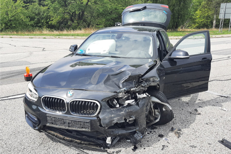 Der BMW bekam bei dem Crash einiges an Schaden ab.