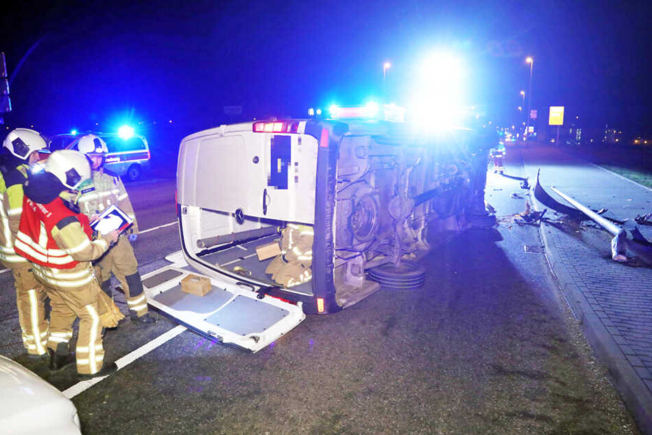 Der Transporter kippte beim Abbiegen auf die Seite.