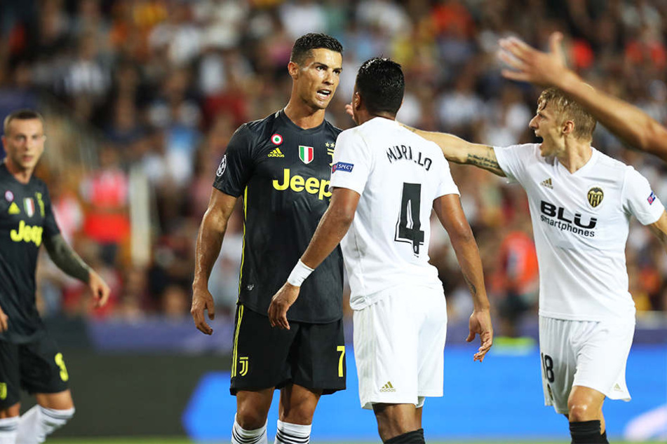 Cristiano Ronaldo im Zwiegespräch mit Valencias Jeison Murillo.