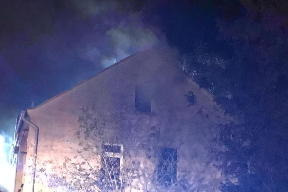 Da das Mehrfamilienhaus unbewohnt ist, wurde bei dem Feuer glücklicherweise niemand verletzt.