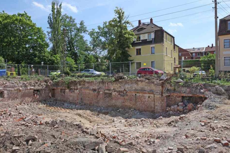 Bauarbeiter fanden in den versteckten Kellern der Fabrik jede Menge verscharrten Industriemüll