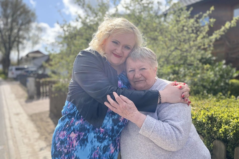 Claudia Haas (31, l.) und ihre Mama Maria (60+) suchten beide nach der großen Liebe.