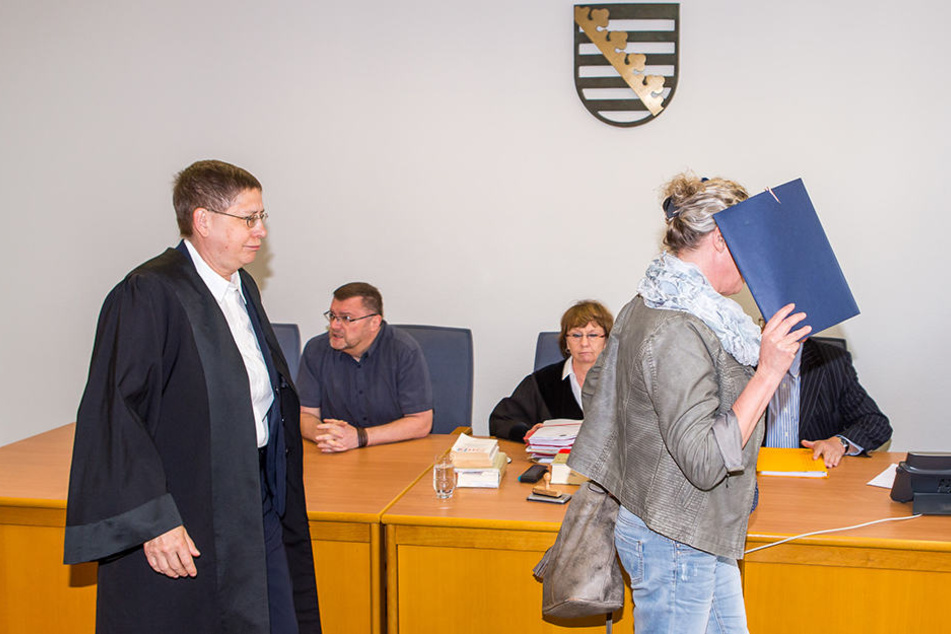 Beatrice R. mit ihrer Anwältin im Landgericht Leipzig.