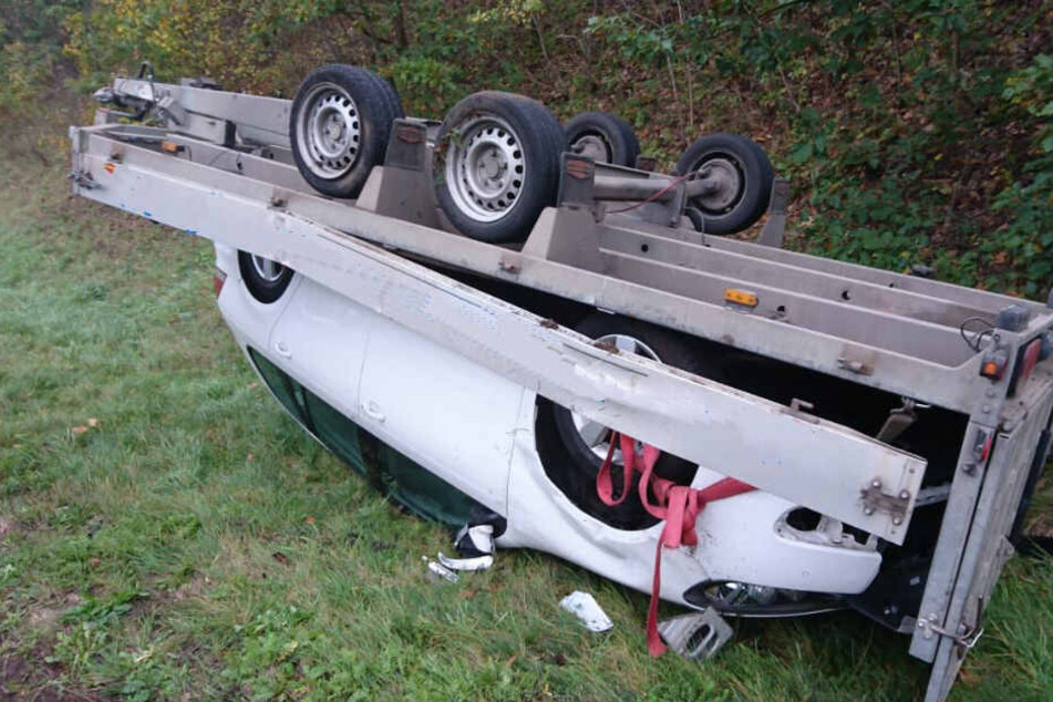 Durch den Unfall ist an dem geladenen Neuwagen ein Totalschaden enrstanden.
