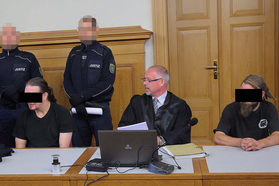Angeklagt wegen gemeinschaftlichen Totschlags: Clemens E. (28, r.) und Kumpel Christian G. (39).