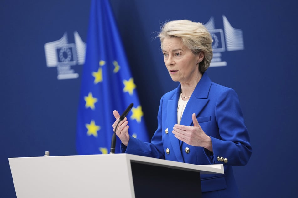 Ursula von der Leyen (66, CDU) kündigte an, das Verbrenner-Aus für 2035 zu überprüfen.