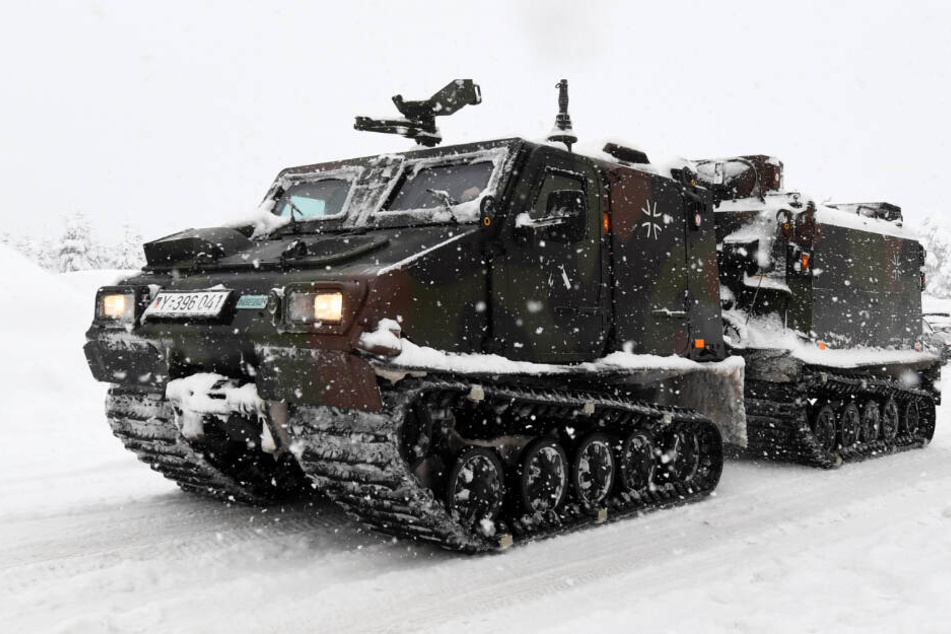 Ein Kettenfahrzeug der Bundeswehr im Einsatz.