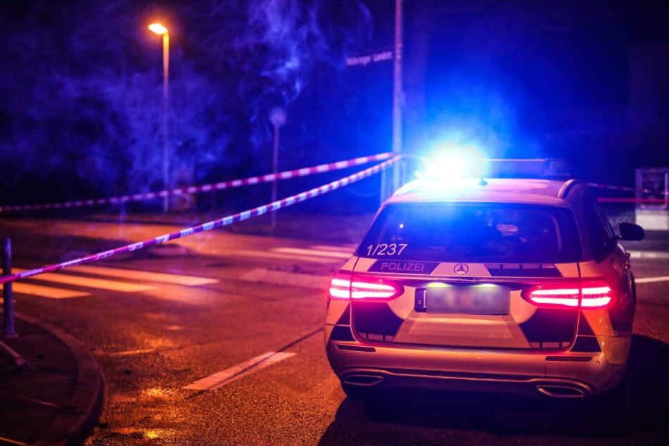 Ein Einsatzfahrzeug der Polizei steht mit Blaulicht an einem Tatort. (Symbolbild)