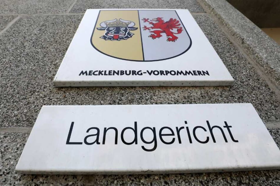Der Prozess findet vor dem Rostocker Landgericht statt.