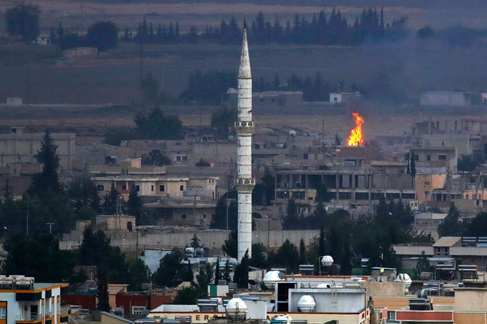 Feuer über der Stadt Ras al-Ain, die zuvor durch die türkischen Streitkräfte attackiert wurde.