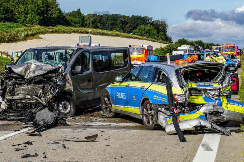 Der Transporter fuhr auf das Polizeiauto auf der Autobahn 8 auf.