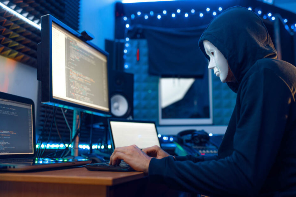 Der Angeklagte soll sich eine scharfe Schusswaffe im Darknet bestellt haben. (Symbolbild)