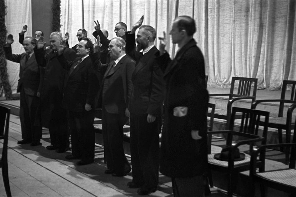 Nach der Wahl von Hans Ehard zum bayerischen Ministerpräsidenten wird das neue Kabinett vereidigt. Darunter sind auch Alois Hundhammer (CSU, 2.v.r), Kultusminister, und Wilhem Hoegner (SPD, l.), Justizminister und stellvertretender Ministerpräsident.