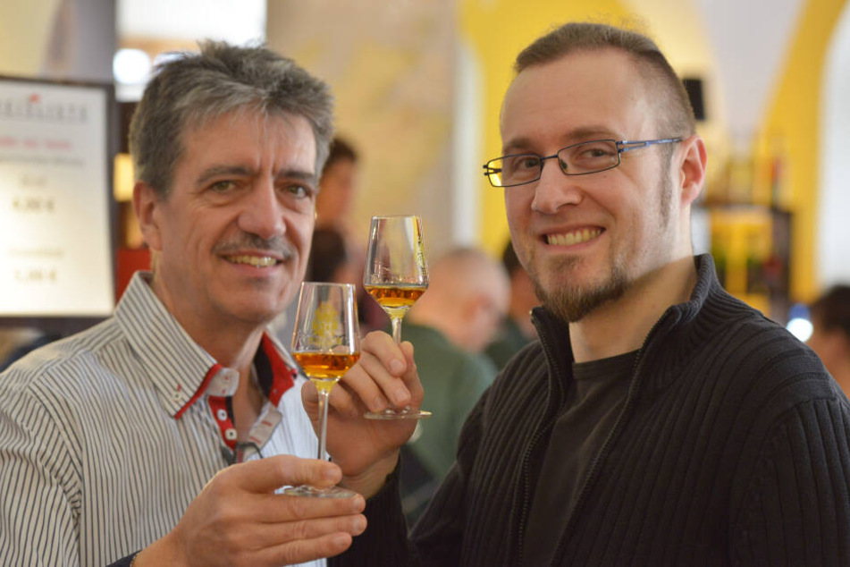 Geschmacksknospen-Erlebnis: Experte Thomas Engler (57, l.) und Reporter Martin Friedemann probieren Whiskey.