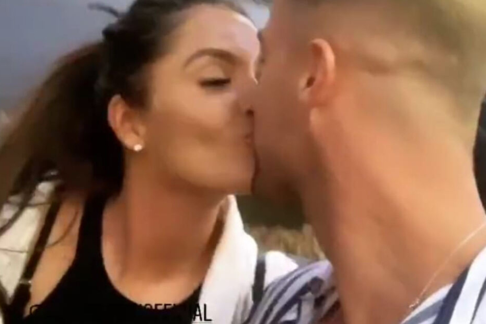 Tobias Wegener (26) küsst seine Herzdame Janine Pink (32).