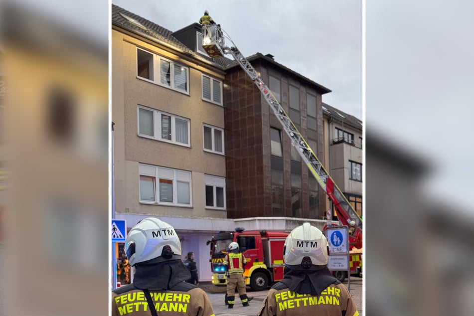 Die Feuerwehr musste sich mit einer Drehleiter Zutritt zur Wohnung verschaffen.