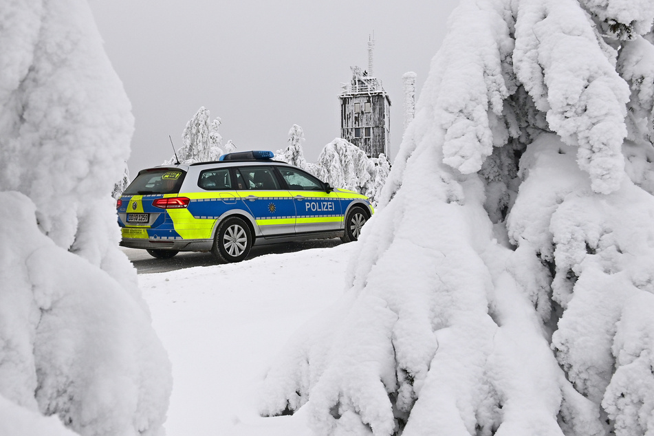 Oberwiesenthal: Die Polizei kontrolliert am Donnerstag auf dem Plateau des Fichtelbergs die Einhaltung der Corona-Regeln.