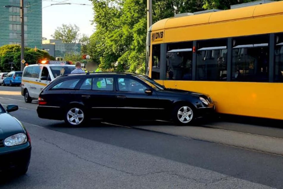 Ein Mercedes und eine Straßenbahn stießen auf der Ostra-Allee in der Wilsdruffer Vorstadt zusammen.