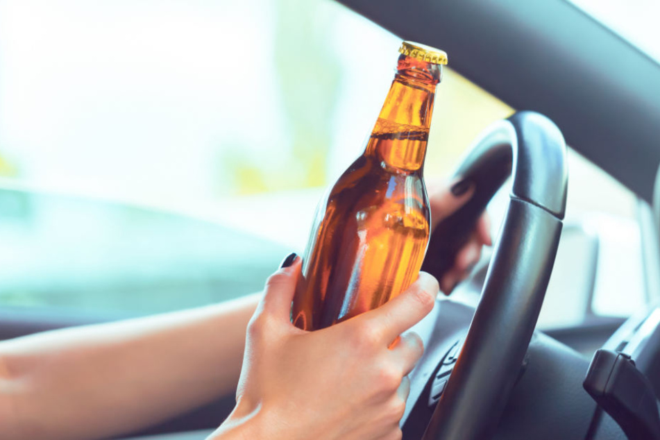 Die Frau hatte vor der Fahrt zur Dienststelle ordentlich gebechert. (Symbolbild)
