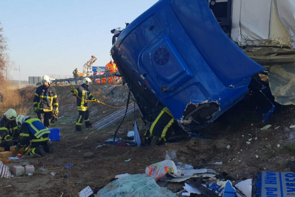 Der Laster kippte durch den Unfall um.