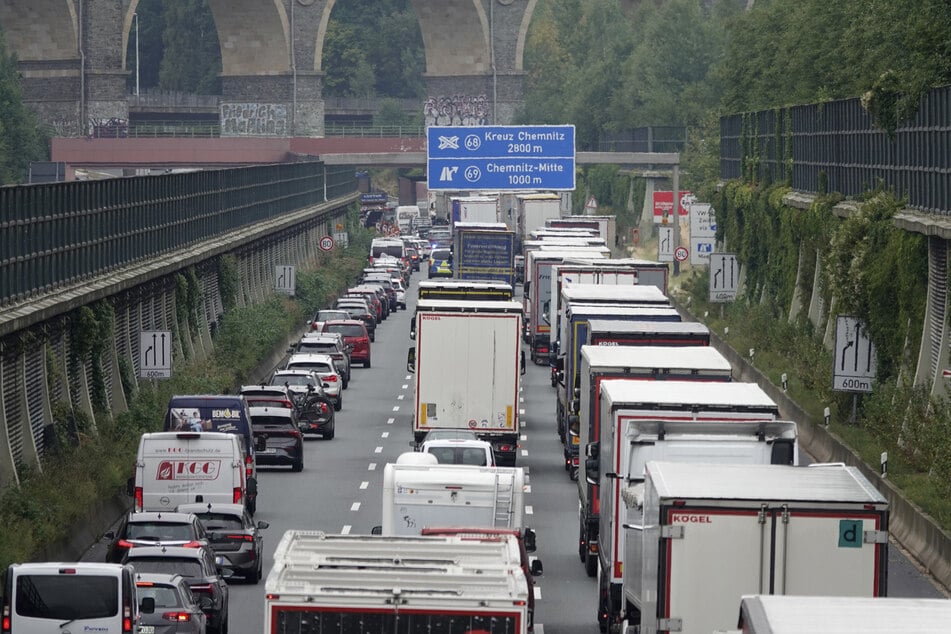 Unfall A4: Kilometerlanger Stau auf A4: Motorradfahrer nach Unfall im Krankenhaus