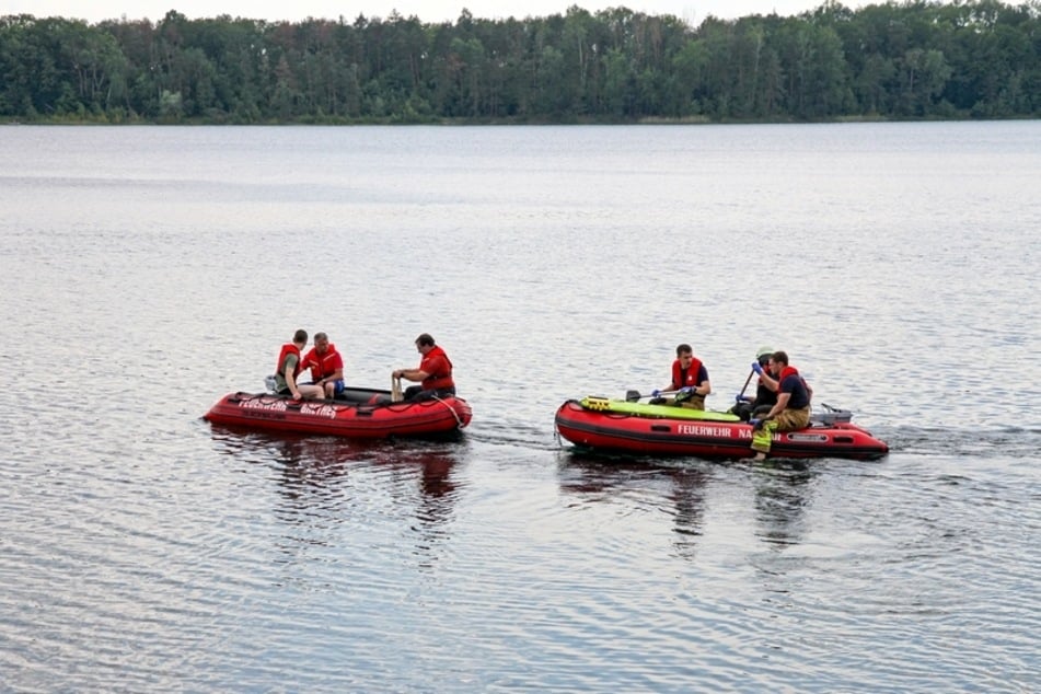 Auch Rettungsboote waren im Einsatz.