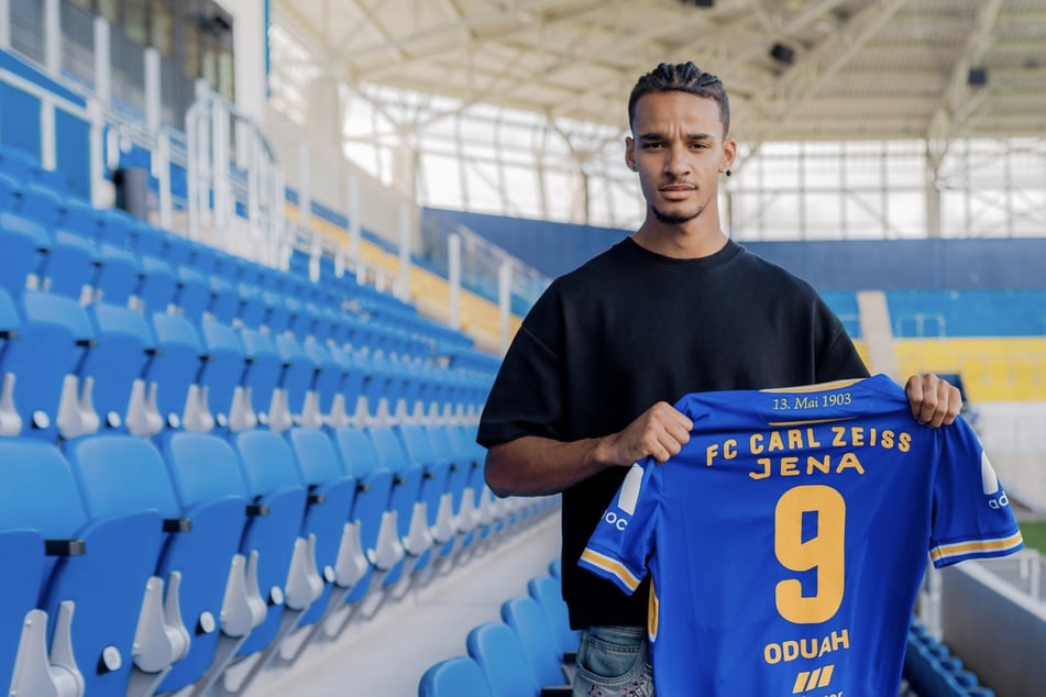 Emeka Oduah (23) hat beim FC Carl Zeiss Jena einen Einjahresvertrag mit Option auf eine weitere Spielzeit unterschrieben.