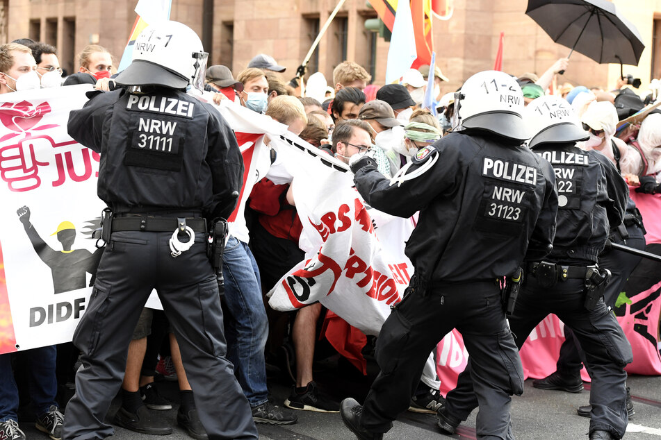 Polizisten kesseln am 26. Juni 2021 einen Teil der Demonstranten ein, die in Düsseldorf gegen das geplante Versammlungsgesetz in NRW protestieren.
