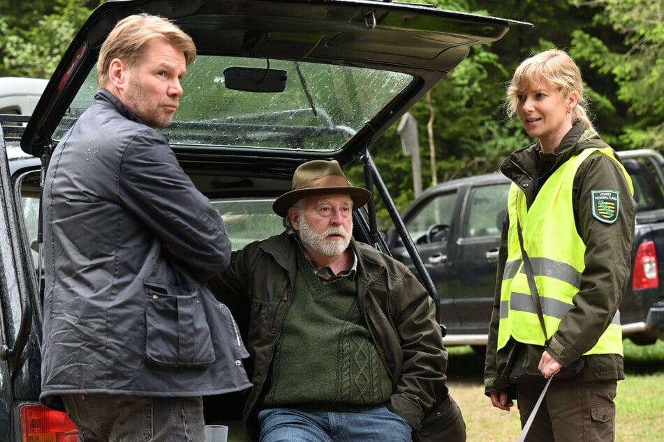 Im "Erzgebirgskrimi" hatte Schmidt-Schaller (M.) die Rolle des Vaters einer Försterin inne. (Archivbild)