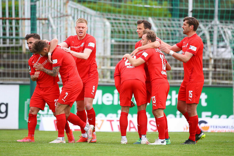 Erleichterter Jubel beim FSV nach dem goldenen Tor von Felix Drinkuth (2.v.l.).