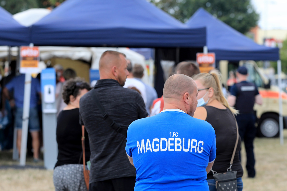 Bei einer großen Aktion im Vorfeld der Drittligapartie zwischen dem FC Magdeburg und dem SC Freiburg II haben am Samstag mehr als 100 Menschen ihre Corona-Impfung erhalten.