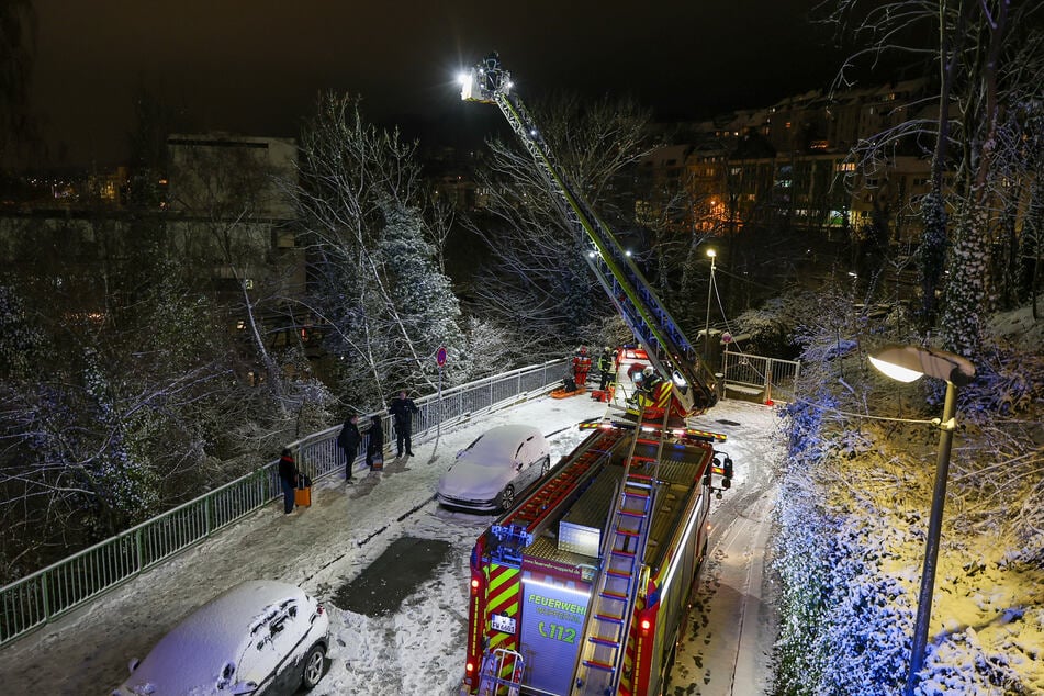 Die Feuerwehr setzte einen Leiterwagen ein, um die Frau zu retten.