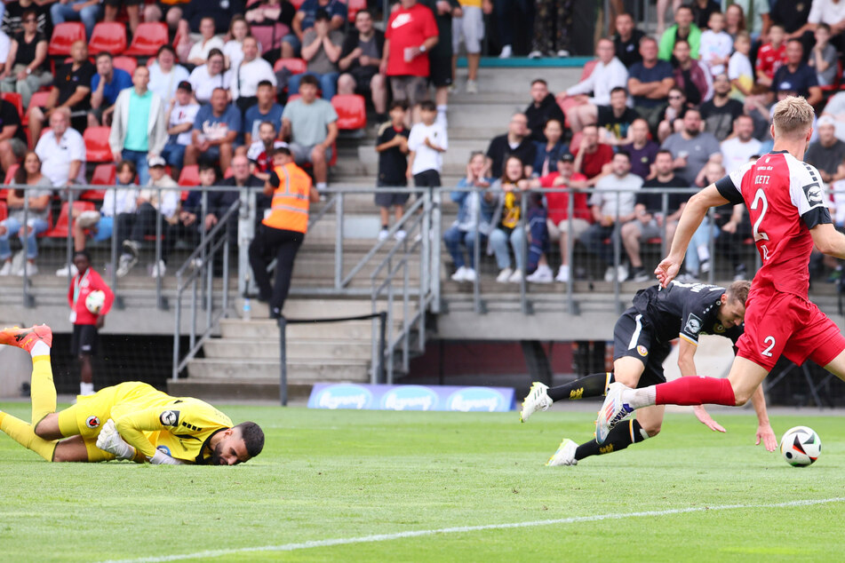 ... und fällte den Dresdner im Strafraum. Wie schon im November ebnete ein Elfmeter zum 1:0 den Sieg in Köln.