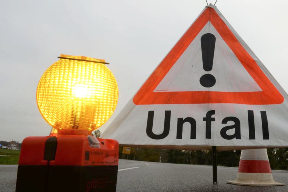 35 Meter in die Tiefe gestürzt: VW-Fahrer stirbt nach Baum-Crash