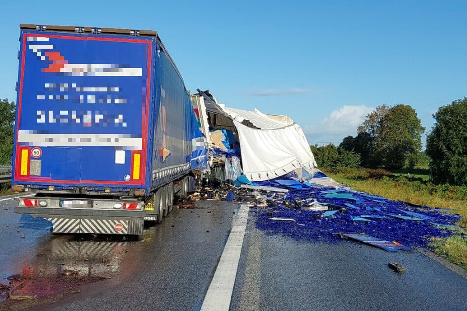 Unfall A7: A7 nach schwerem Unfall gesperrt: Drei Lastwagen zusammengestoßen