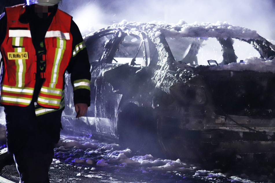 Das Auto wurde vollständig ein Raub der Flammen, der Fahrer und seine beiden Mitfahrer blieben unverletzt.