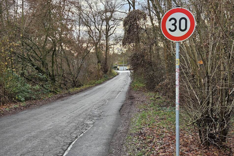Ein 35-Jähriger wurde hier am Sonntagabend auf einem auffällig schnellen Scooter erwischt.